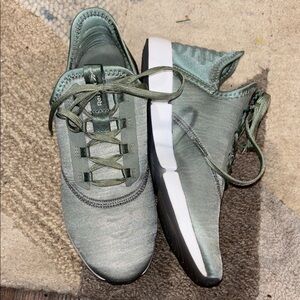 Reebok Women's 7.5 Sage Green slip on lace sneakers DMX moving air